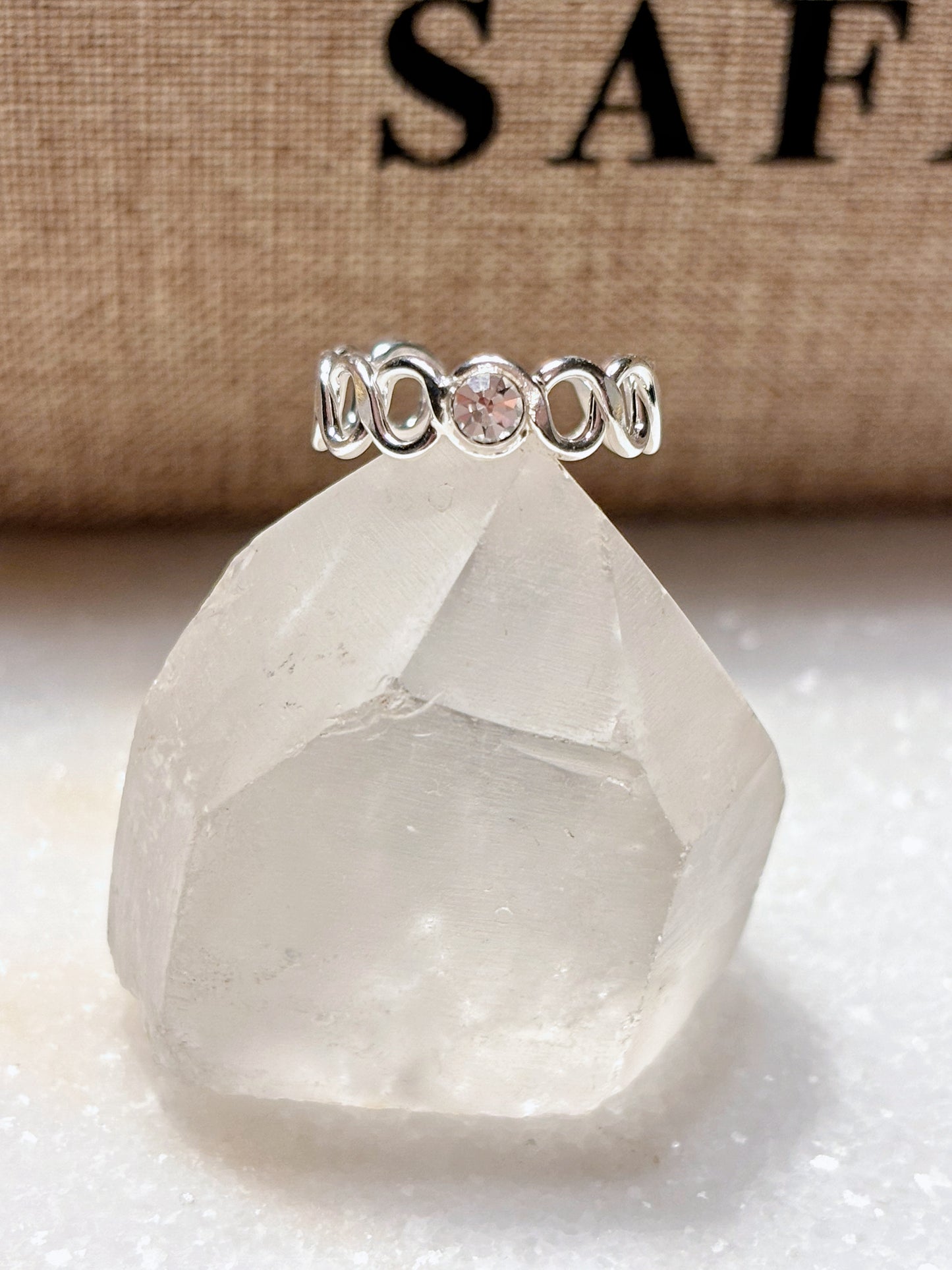 Anillo MIDI cruzado con circón