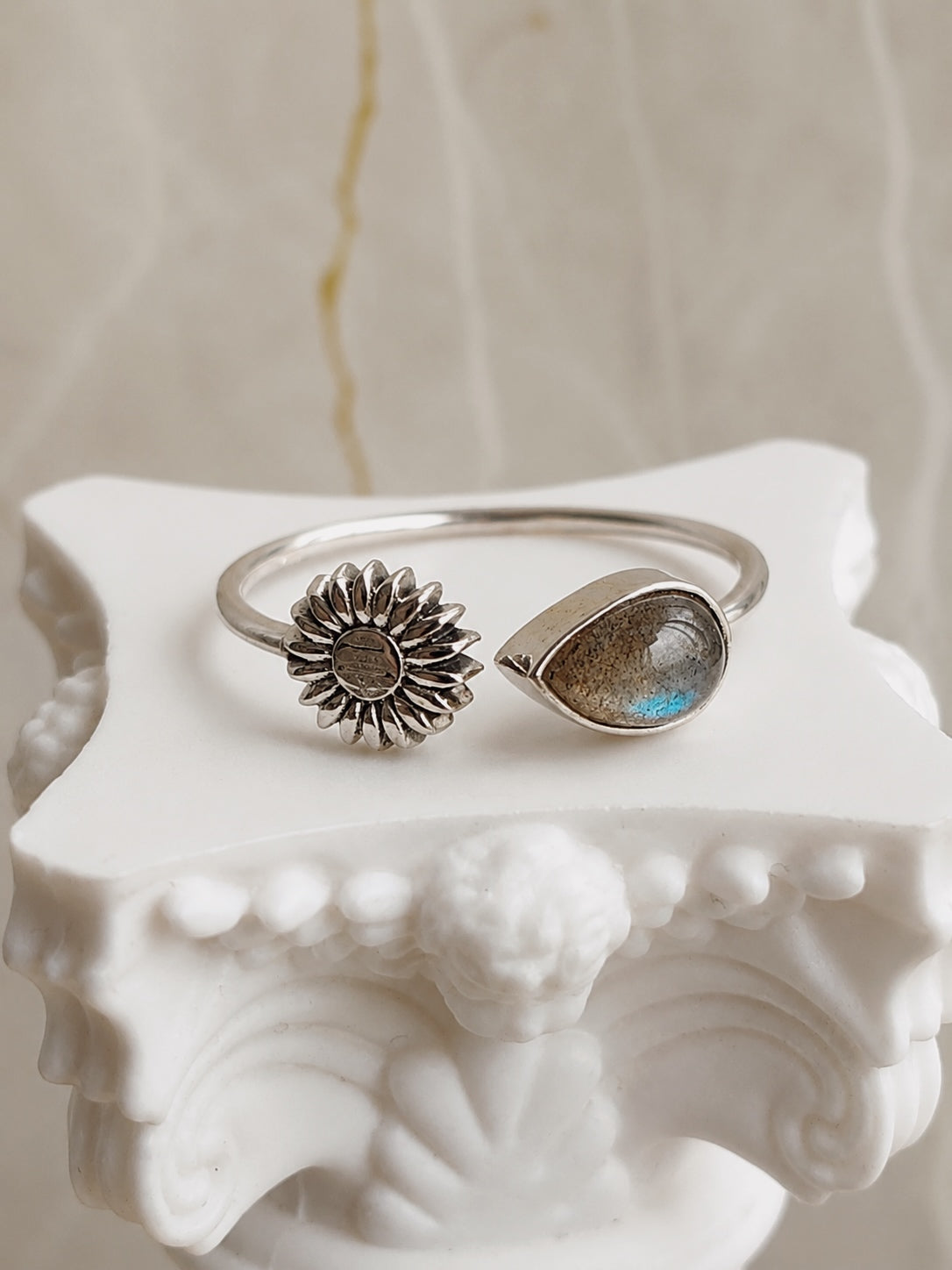 Anillo Flor Gota con Labradorita