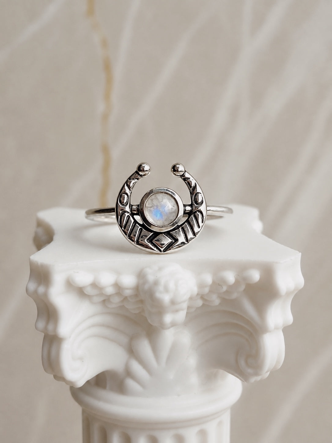 Anillo Media Luna con Piedra Luna