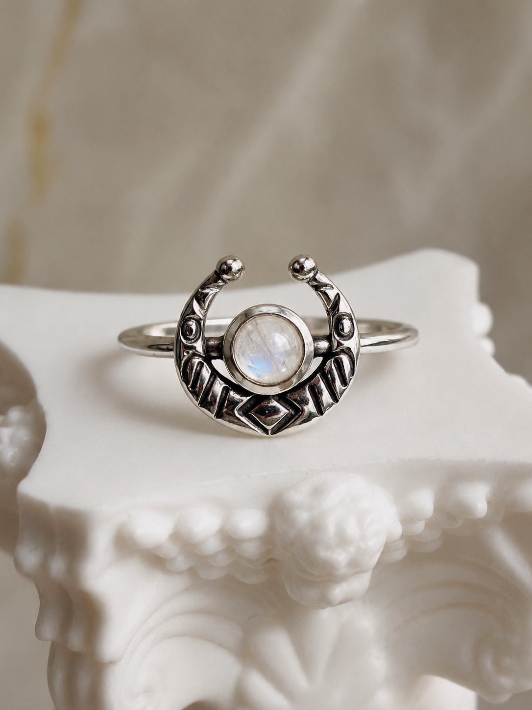 Anillo Media Luna con Piedra Luna