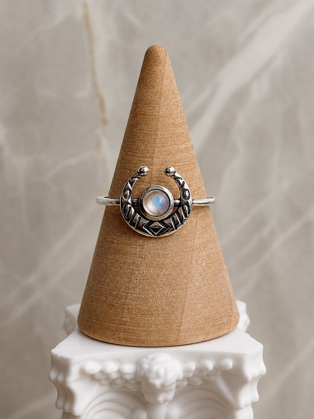 Anillo Media Luna con Piedra Luna