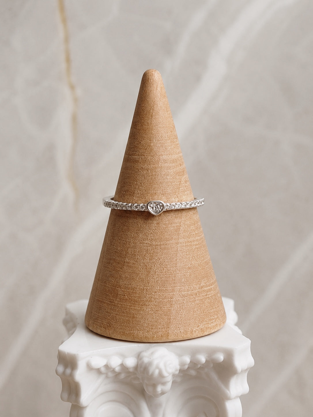 Anillo fino Corazón con Circones