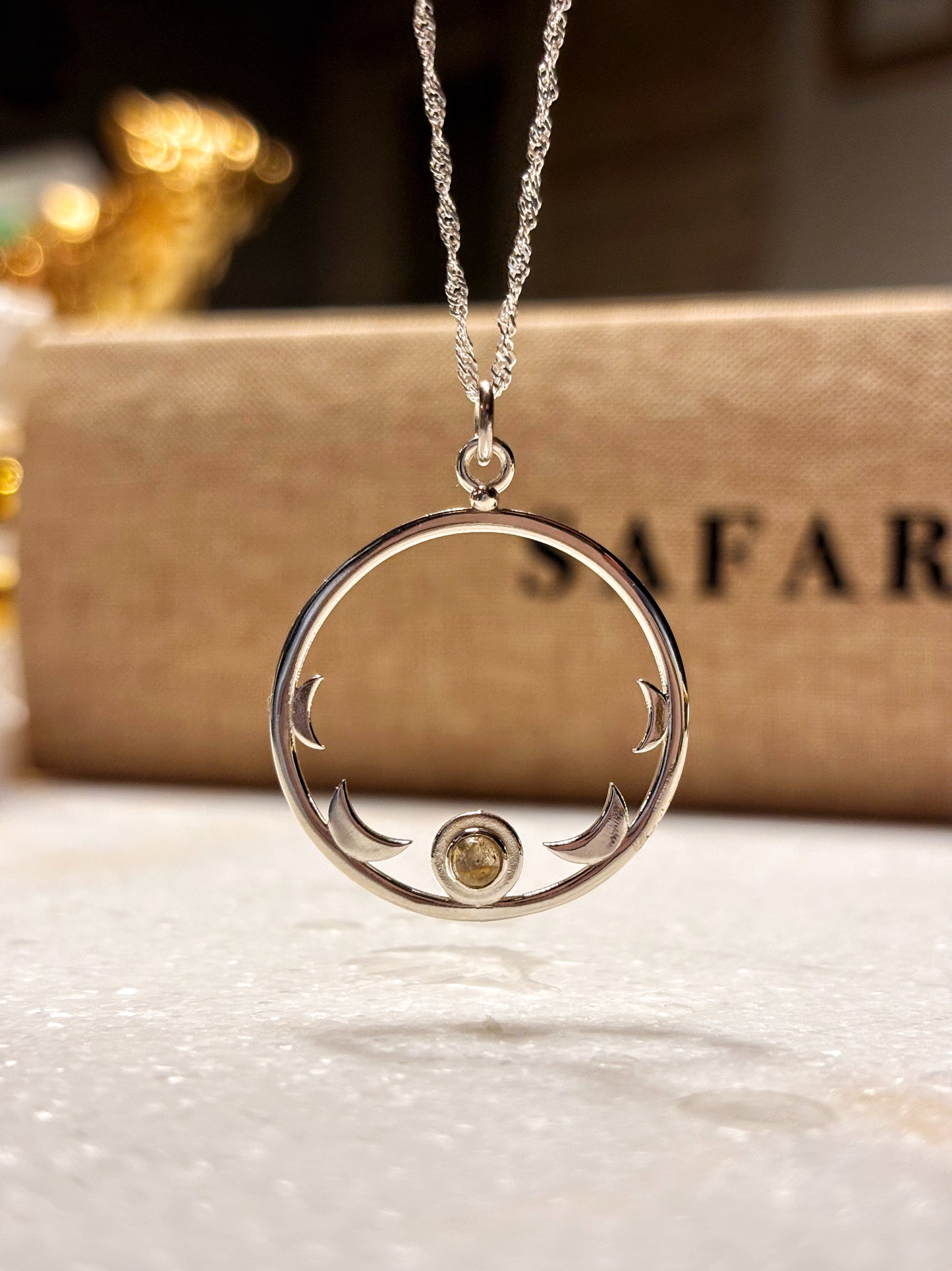 Collar media luna con Labradorita